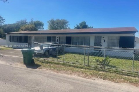 Commercial property in Miami, Florida № 2077128