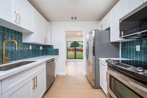 Casa en venta en Miami, Florida, 4 dormitorios, 145.67 m2 № 1988545 - foto 4