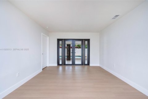 Casa en venta en Miami, Florida, 4 dormitorios, 145.67 m2 № 1988545 - foto 15