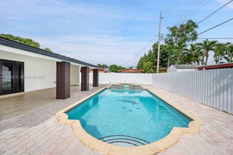 Casa en venta en Miami, Florida, 4 dormitorios, 145.67 m2 № 1988545 - foto 2