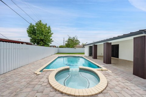 Casa en venta en Miami, Florida, 4 dormitorios, 145.67 m2 № 1988545 - foto 3