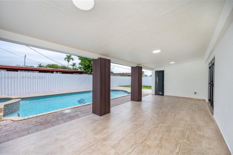 Casa en venta en Miami, Florida, 4 dormitorios, 145.67 m2 № 1988545 - foto 12
