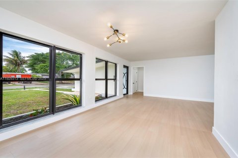 Casa en venta en Miami, Florida, 4 dormitorios, 145.67 m2 № 1988545 - foto 13
