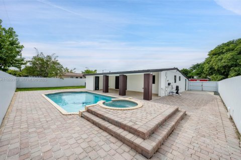 Casa en venta en Miami, Florida, 4 dormitorios, 145.67 m2 № 1988545 - foto 1