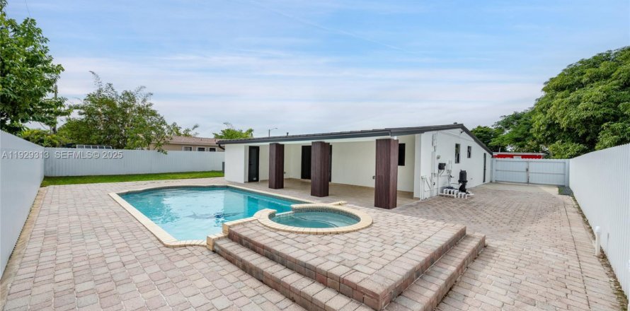 Casa en Miami, Florida 4 dormitorios, 145.67 m2 № 1988545