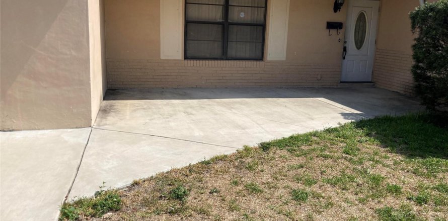 House in Lauderhill, Florida 3 bedrooms, 155.98 sq.m. № 1182550