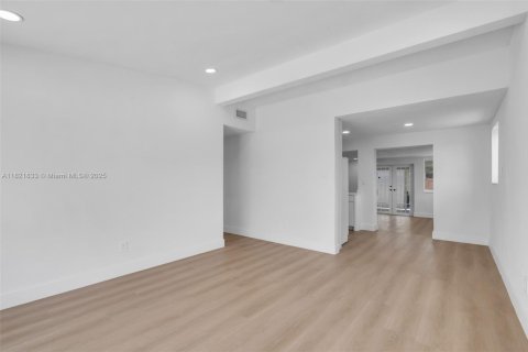 Купить виллу или дом в Майами, Флорида 3 спальни, № 1957968 - фото 3