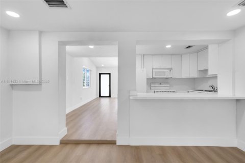 Купить виллу или дом в Майами, Флорида 3 спальни, № 1957968 - фото 11