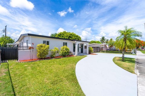 Купить виллу или дом в Майами, Флорида 3 спальни, № 1957968 - фото 1