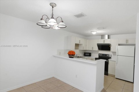 Touwnhouse à louer à Hialeah, Floride: 3 chambres, 158.68 m2 № 2274778 - photo 12