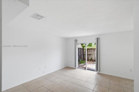 Touwnhouse à louer à Hialeah, Floride: 3 chambres, 158.68 m2 № 2274778 - photo 7