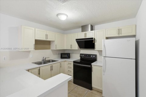 Touwnhouse à louer à Hialeah, Floride: 3 chambres, 158.68 m2 № 2274778 - photo 13