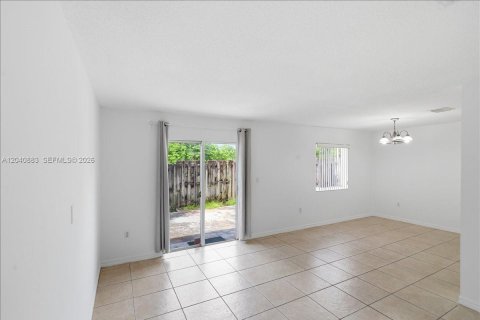 Touwnhouse à louer à Hialeah, Floride: 3 chambres, 158.68 m2 № 2274778 - photo 8