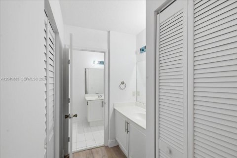 Touwnhouse à louer à Hialeah, Floride: 3 chambres, 158.68 m2 № 2274778 - photo 26