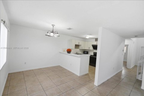 Touwnhouse à louer à Hialeah, Floride: 3 chambres, 158.68 m2 № 2274778 - photo 10