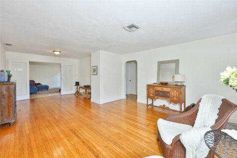 Casa en venta en Saint Petersburg, Florida, 3 dormitorios, 162.86 m2 № 2167362 - foto 6