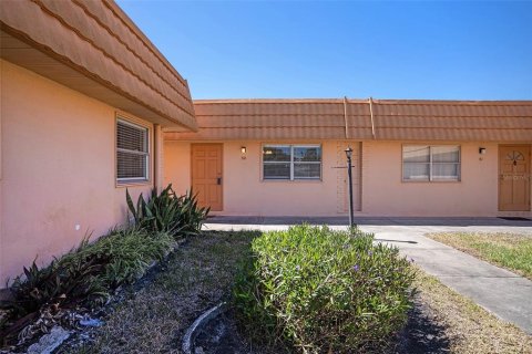Condo in Sun City Center, Florida, 2 bedrooms  № 1526441 - photo 1
