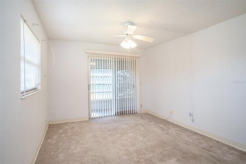 Condo in Sun City Center, Florida, 2 bedrooms  № 1526441 - photo 11