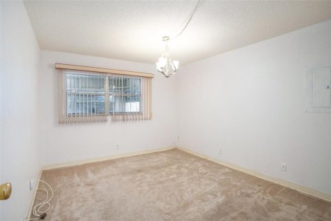 Condo in Sun City Center, Florida, 2 bedrooms  № 1526441 - photo 10
