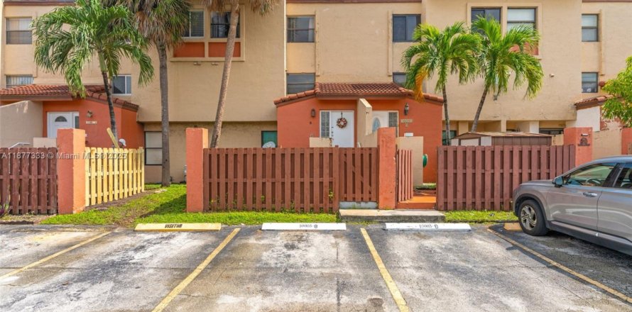 Townhouse in Miami, Florida 3 bedrooms, 142.7 sq.m. № 1929496