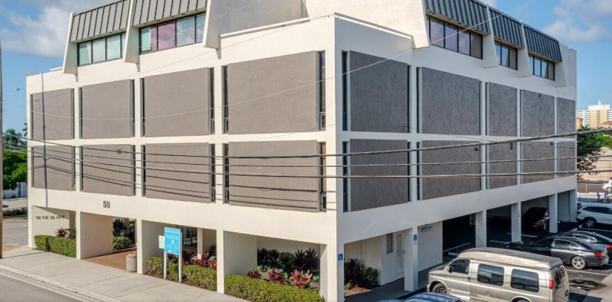 Commercial property in Pompano Beach, Florida № 2243451