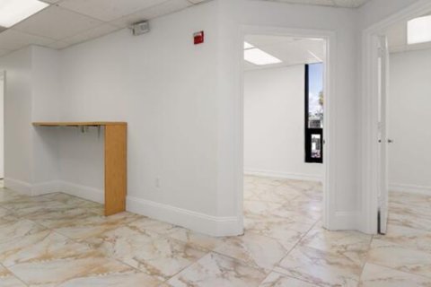 Commercial property in Pompano Beach, Florida № 2243451 - photo 4