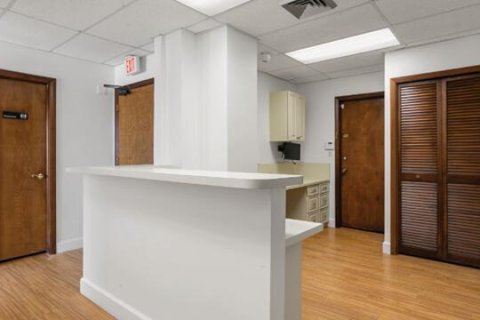 Commercial property in Pompano Beach, Florida № 2243451 - photo 2