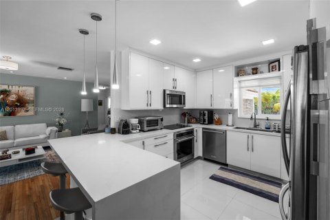 Villa ou maison à vendre à Miami, Floride: 4 chambres, 193.33 m2 № 2076047 - photo 14