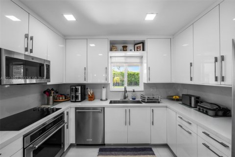 Villa ou maison à vendre à Miami, Floride: 4 chambres, 193.33 m2 № 2076047 - photo 11