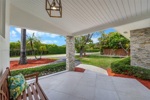 Villa ou maison à vendre à Miami, Floride: 4 chambres, 193.33 m2 № 2076047 - photo 6