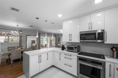 Villa ou maison à vendre à Miami, Floride: 4 chambres, 193.33 m2 № 2076047 - photo 12