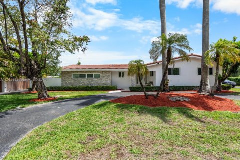 Villa ou maison à vendre à Miami, Floride: 4 chambres, 193.33 m2 № 2076047 - photo 2