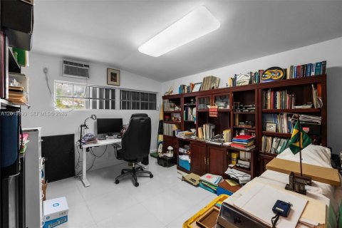 Villa ou maison à vendre à Miami, Floride: 4 chambres, 193.33 m2 № 2076047 - photo 18