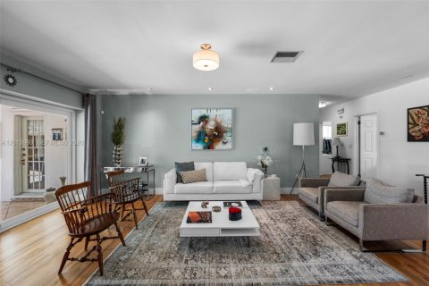 Villa ou maison à vendre à Miami, Floride: 4 chambres, 193.33 m2 № 2076047 - photo 8