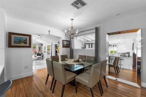 Villa ou maison à vendre à Miami, Floride: 4 chambres, 193.33 m2 № 2076047 - photo 10