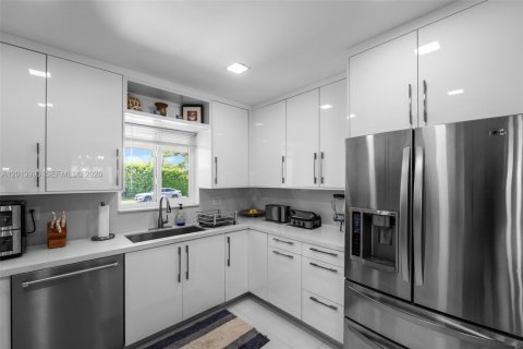 Villa ou maison à vendre à Miami, Floride: 4 chambres, 193.33 m2 № 2076047 - photo 13
