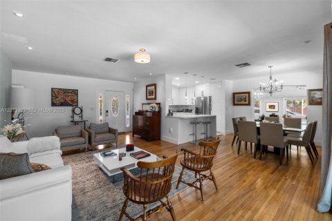 Villa ou maison à vendre à Miami, Floride: 4 chambres, 193.33 m2 № 2076047 - photo 9