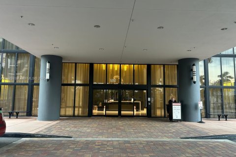 Condominio en venta en Doral, Florida, 1 dormitorio, 72.19 m2 № 1986366 - foto 2