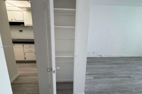 Condo in Miami Beach, Florida  № 2031105 - photo 9