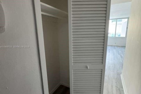 Condo in Miami Beach, Florida  № 2031105 - photo 7