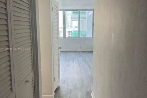 Condo in Miami Beach, Florida  № 2031105 - photo 13