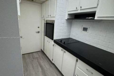 Condo in Miami Beach, Florida  № 2031105 - photo 6