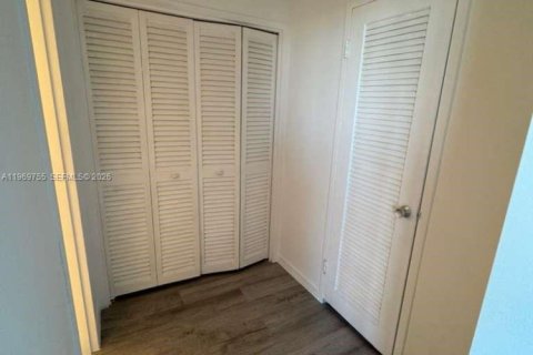 Condo in Miami Beach, Florida  № 2031105 - photo 4