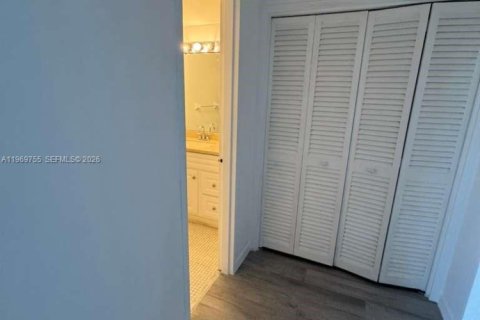 Condo in Miami Beach, Florida  № 2031105 - photo 12