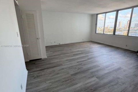 Condo in Miami Beach, Florida  № 2031105 - photo 10