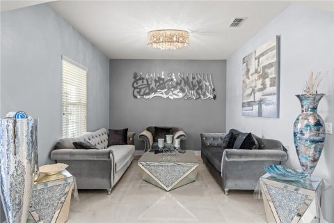 House in Orlando, Florida 6 bedrooms, 451.23 sq.m. № 1915915 - photo 3