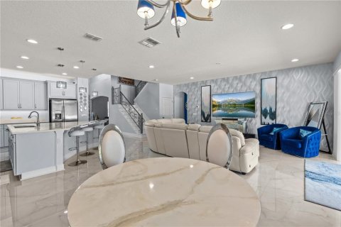 House in Orlando, Florida 6 bedrooms, 451.23 sq.m. № 1915915 - photo 11