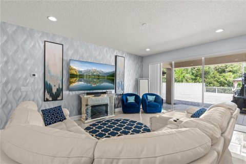 House in Orlando, Florida 6 bedrooms, 451.23 sq.m. № 1915915 - photo 9