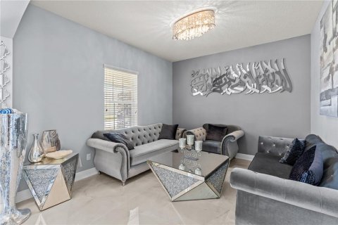 House in Orlando, Florida 6 bedrooms, 451.23 sq.m. № 1915915 - photo 5