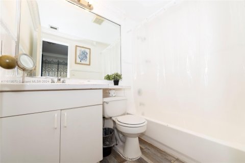 Condo in Miami Beach, Florida, 1 bedroom № 1959225 - photo 15